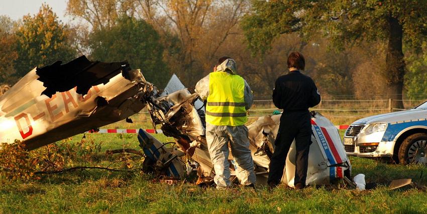 Kleinflugzeug abgestuerzt Sankt Augustin Meindorf P203.JPG